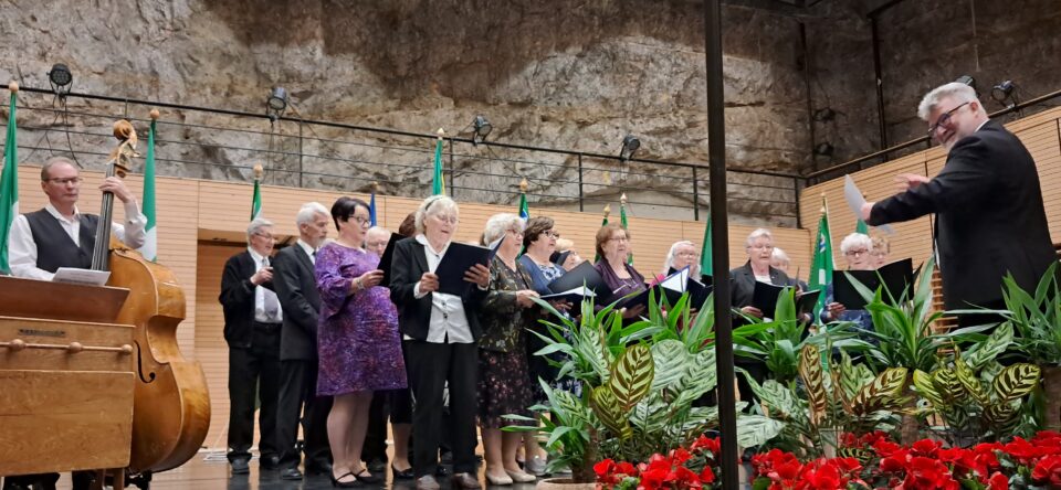 Kuorolaiset esiintyvät