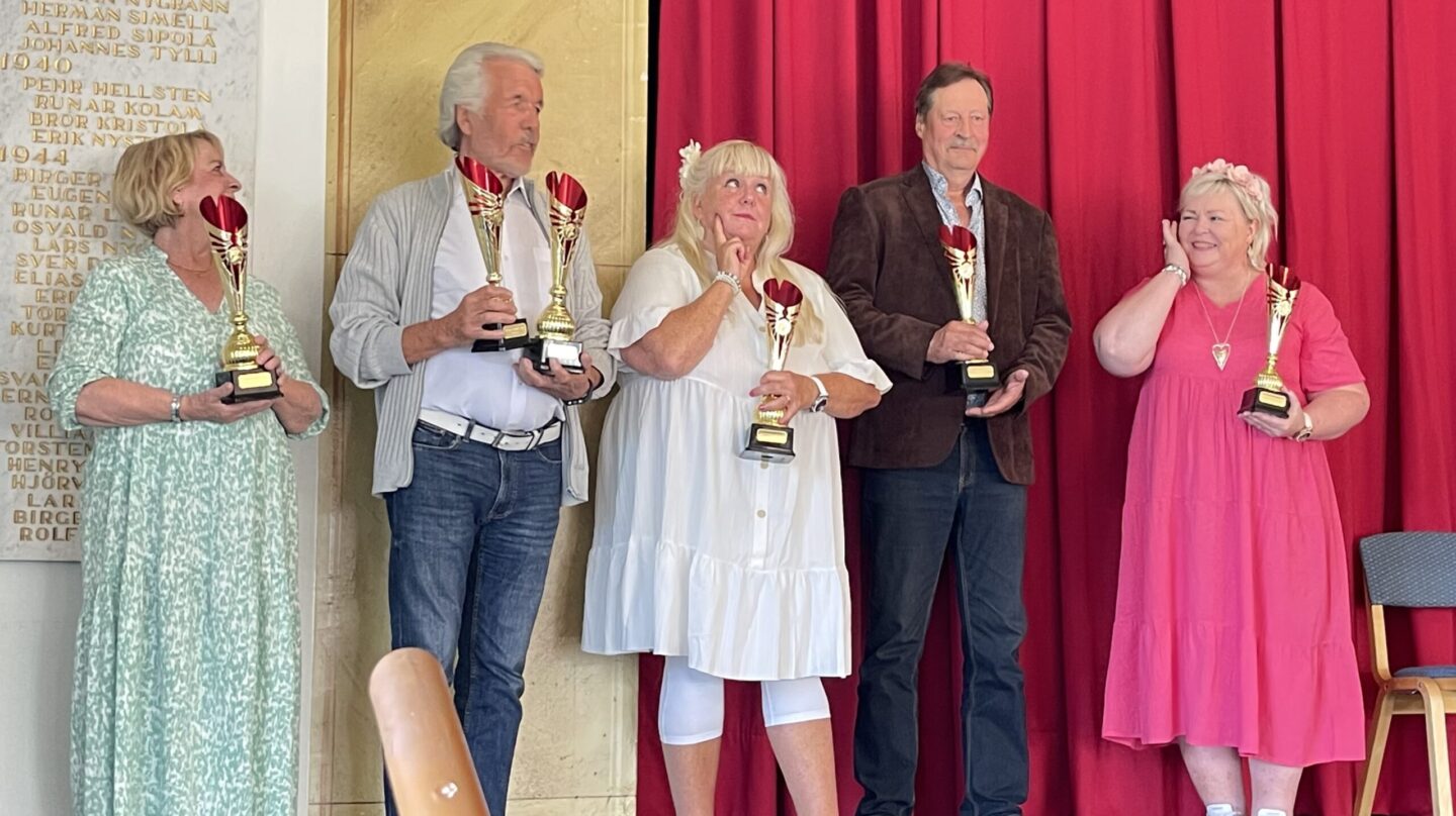 Kuvassa laulukilpailun voittajat