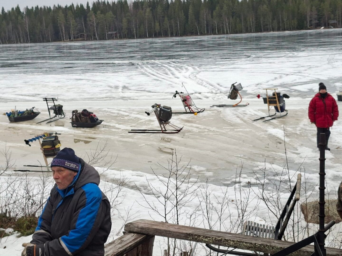 Pilkkijöitä jäällä