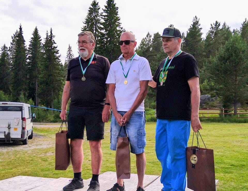 Voittajat palkintopallilla