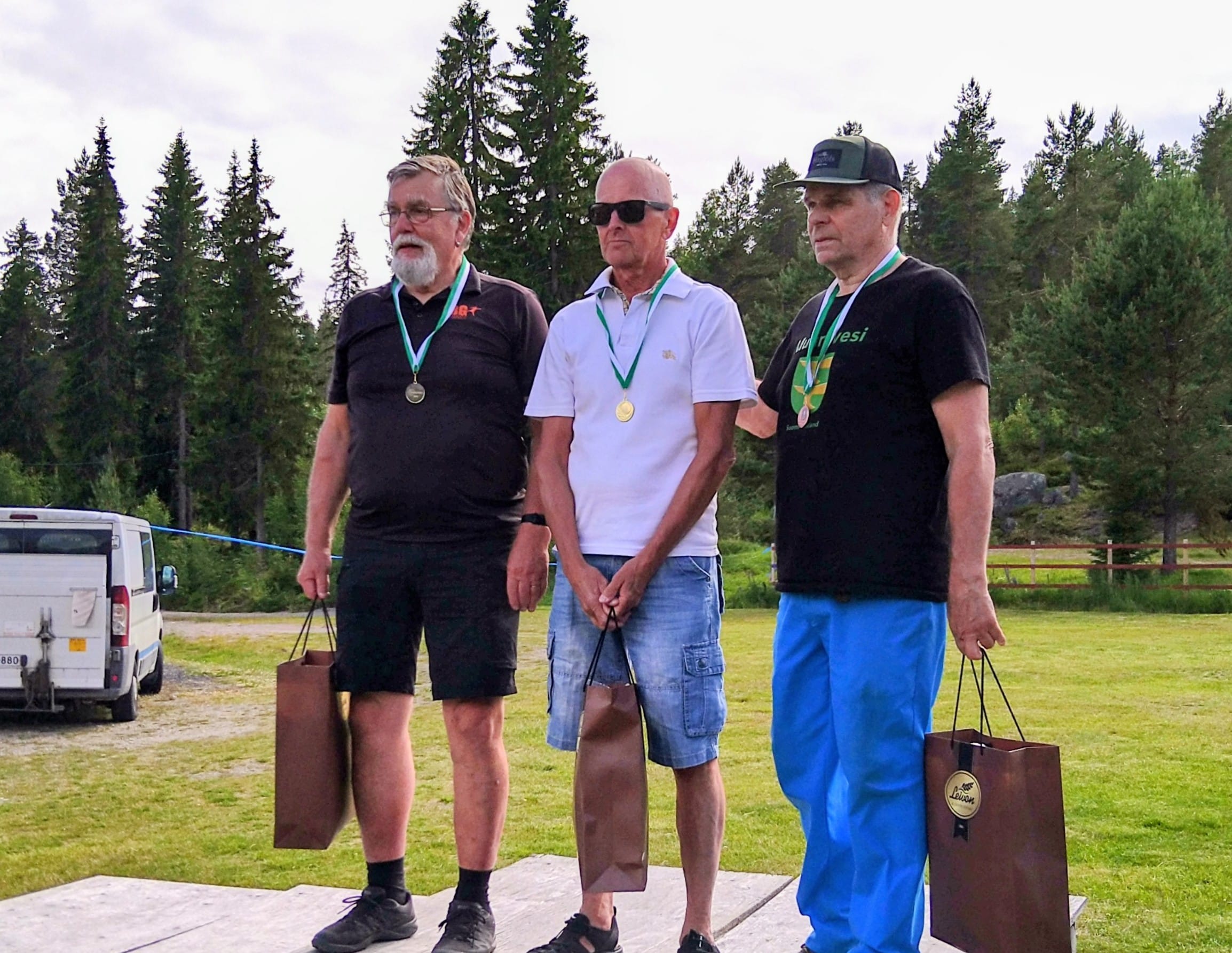 Voittajat palkintopallilla